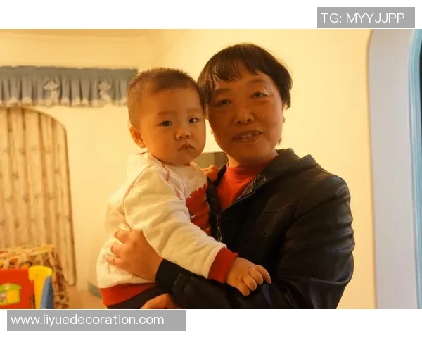 天伦之乐尽显西蒙尼与子女孙子温馨合影传递亲情与爱意